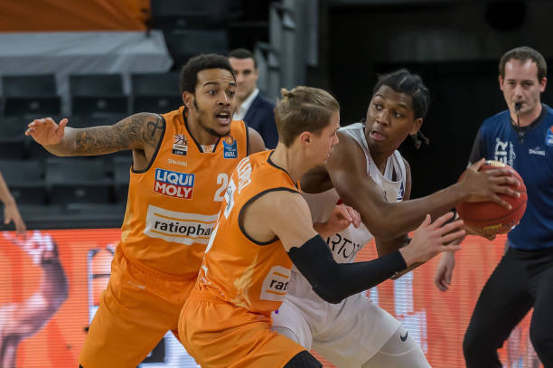 通过参与其 通过参与其