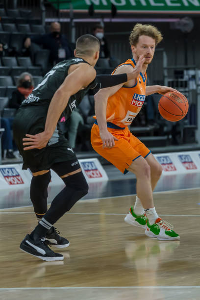 回更衣室进 回更衣室进